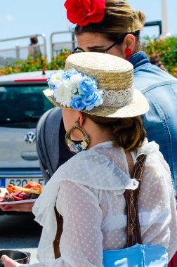 Torre Del Mar, İspanya - 29 Nisan 2018 insanlar kutlamaları nedeniyle İspanya Kutsal şekilde aktarma Katolik törenine katılan