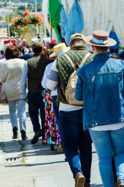 Torre Del Mar, İspanya - 29 Nisan 2018 insanlar kutlamaları nedeniyle İspanya Kutsal şekilde aktarma Katolik törenine katılan