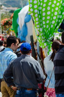 Torre Del Mar, İspanya - 29 Nisan 2018 insanlar kutlamaları nedeniyle İspanya Kutsal şekilde aktarma Katolik törenine katılan