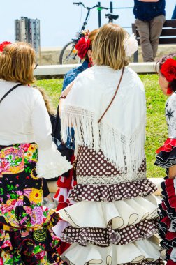 Torre Del Mar, İspanya - 29 Nisan 2018 insanlar kutlamaları nedeniyle İspanya Kutsal şekilde aktarma Katolik törenine katılan