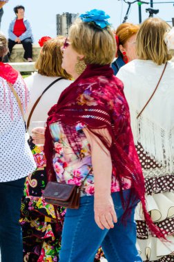 Torre Del Mar, İspanya - 29 Nisan 2018 insanlar kutlamaları nedeniyle İspanya Kutsal şekilde aktarma Katolik törenine katılan