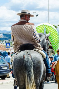 Torre Del Mar, İspanya - 29 Nisan 2018 insanlar kutlamaları nedeniyle İspanya Kutsal şekilde aktarma Katolik törenine katılan