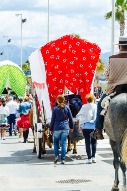 Torre Del Mar, İspanya - 29 Nisan 2018 insanlar kutlamaları nedeniyle İspanya Kutsal şekilde aktarma Katolik törenine katılan