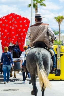 Torre Del Mar, İspanya - 29 Nisan 2018 insanlar kutlamaları nedeniyle İspanya Kutsal şekilde aktarma Katolik törenine katılan