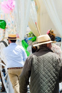 Torre Del Mar, İspanya - 29 Nisan 2018 insanlar kutlamaları nedeniyle İspanya Kutsal şekilde aktarma Katolik törenine katılan