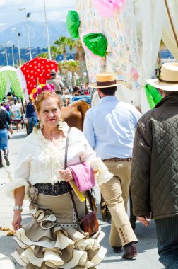 Torre Del Mar, İspanya - 29 Nisan 2018 insanlar kutlamaları nedeniyle İspanya Kutsal şekilde aktarma Katolik törenine katılan