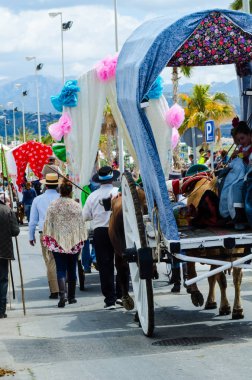 Torre Del Mar, İspanya - 29 Nisan 2018 insanlar kutlamaları nedeniyle İspanya Kutsal şekilde aktarma Katolik törenine katılan
