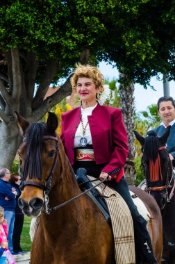 Torre Del Mar, İspanya - 29 Nisan 2018 insanlar kutlamaları nedeniyle İspanya Kutsal şekilde aktarma Katolik törenine katılan