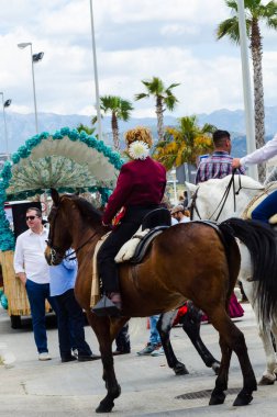 Torre Del Mar, İspanya - 29 Nisan 2018 insanlar kutlamaları nedeniyle İspanya Kutsal şekilde aktarma Katolik törenine katılan