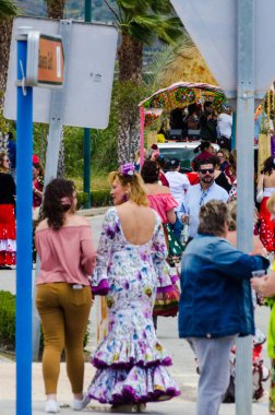 Torre Del Mar, İspanya - 29 Nisan 2018 insanlar kutlamaları nedeniyle İspanya Kutsal şekilde aktarma Katolik törenine katılan