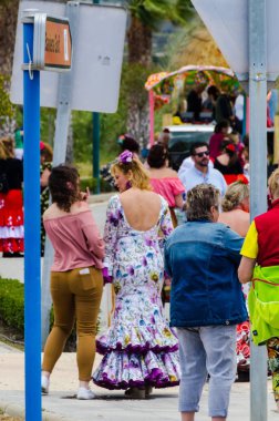 Torre Del Mar, İspanya - 29 Nisan 2018 insanlar kutlamaları nedeniyle İspanya Kutsal şekilde aktarma Katolik törenine katılan