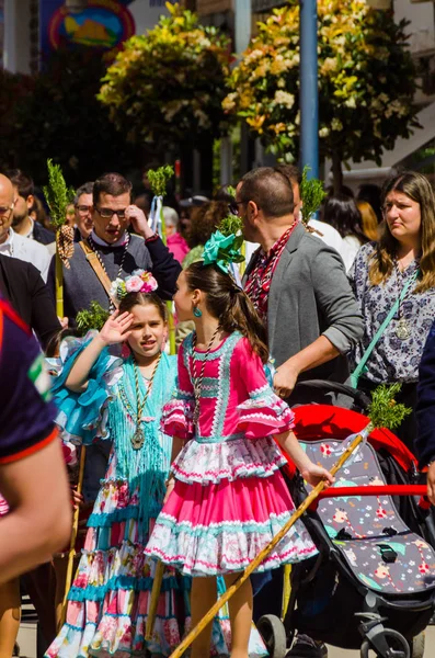 Torre Del Mar, İspanya - 29 Nisan 2018 insanlar kutlamaları nedeniyle İspanya Kutsal şekilde aktarma Katolik törenine katılan