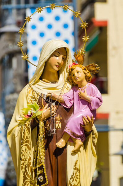 ТОРР-ДЕЛЬ-МАР, Испания - 29 апреля 2018 года люди, участвующие в праздновании католической церемонии передачи святой фигуры в Испании
