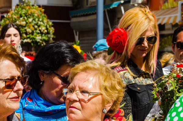 Torre Del Mar, İspanya - 29 Nisan 2018 insanlar kutlamaları nedeniyle İspanya Kutsal şekilde aktarma Katolik törenine katılan