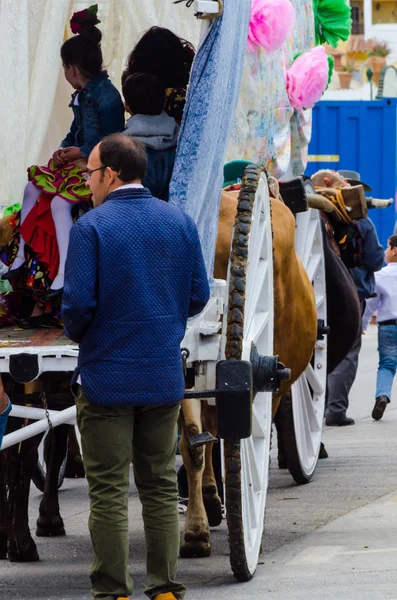 Torre Del Mar, İspanya - 29 Nisan 2018 insanlar kutlamaları nedeniyle İspanya Kutsal şekilde aktarma Katolik törenine katılan