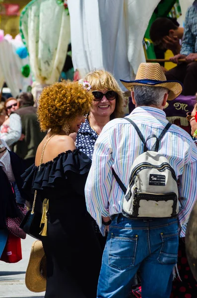Torre Del Mar, İspanya - 29 Nisan 2018 insanlar kutlamaları nedeniyle İspanya Kutsal şekilde aktarma Katolik törenine katılan