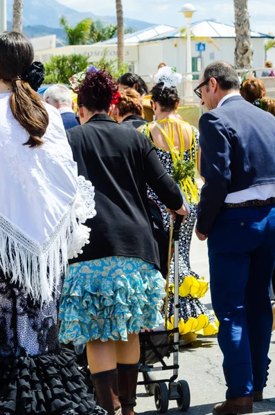 Torre Del Mar, İspanya - 29 Nisan 2018 insanlar kutlamaları nedeniyle İspanya Kutsal şekilde aktarma Katolik törenine katılan