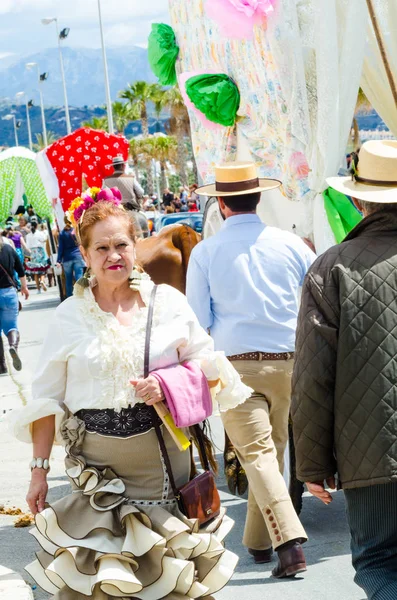 Torre Del Mar, İspanya - 29 Nisan 2018 insanlar kutlamaları nedeniyle İspanya Kutsal şekilde aktarma Katolik törenine katılan