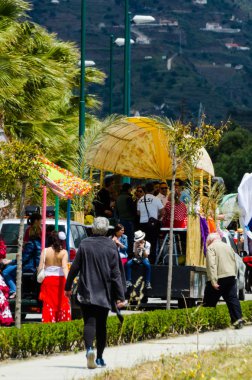 Torre Del Mar, İspanya - 29 Nisan 2018 insanlar kutlamaları nedeniyle İspanya Kutsal şekilde aktarma Katolik törenine katılan