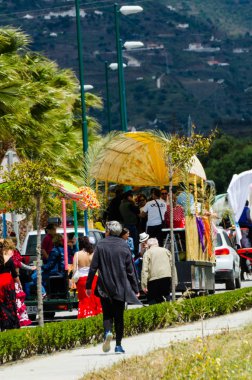 Torre Del Mar, İspanya - 29 Nisan 2018 insanlar kutlamaları nedeniyle İspanya Kutsal şekilde aktarma Katolik törenine katılan