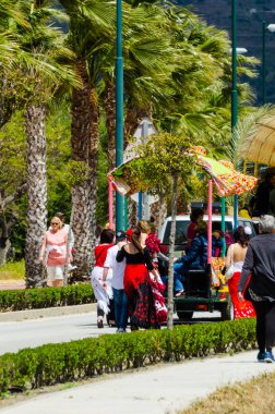 Torre Del Mar, İspanya - 29 Nisan 2018 insanlar kutlamaları nedeniyle İspanya Kutsal şekilde aktarma Katolik törenine katılan