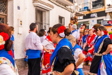 Nerja, İspanya - 04 Mayıs 2018 insanlar geleneksel halk dansları sokak, tipik İspanyol kostümleri katılan