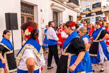 Nerja, İspanya - 04 Mayıs 2018 insanlar geleneksel halk dansları sokak, tipik İspanyol kostümleri katılan