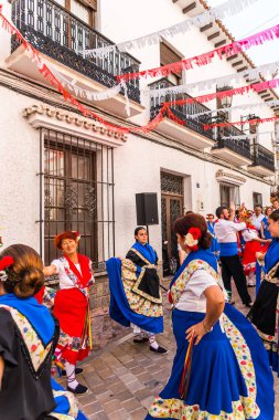Nerja, İspanya - 04 Mayıs 2018 insanlar geleneksel halk dansları sokak, tipik İspanyol kostümleri katılan