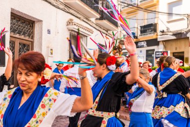 Nerja, İspanya - 04 Mayıs 2018 insanlar geleneksel halk dansları sokak, tipik İspanyol kostümleri katılan