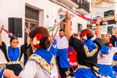 Nerja, İspanya - 04 Mayıs 2018 insanlar geleneksel halk dansları sokak, tipik İspanyol kostümleri katılan