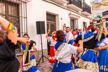 Nerja, İspanya - 04 Mayıs 2018 insanlar geleneksel halk dansları sokak, tipik İspanyol kostümleri katılan