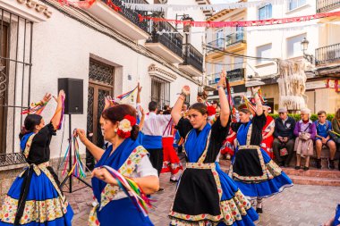 Nerja, İspanya - 04 Mayıs 2018 insanlar geleneksel halk dansları sokak, tipik İspanyol kostümleri katılan
