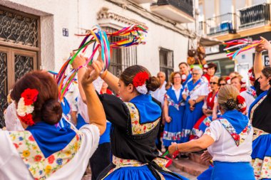 Nerja, İspanya - 04 Mayıs 2018 insanlar geleneksel halk dansları sokak, tipik İspanyol kostümleri katılan