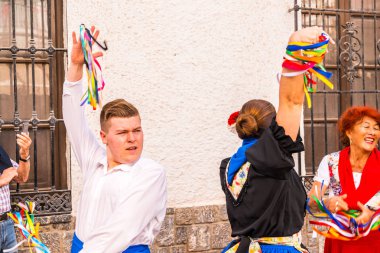 Nerja, İspanya - 04 Mayıs 2018 insanlar geleneksel halk dansları sokak, tipik İspanyol kostümleri katılan