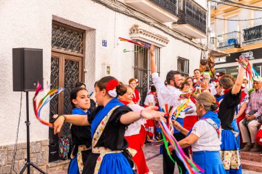 Nerja, İspanya - 04 Mayıs 2018 insanlar geleneksel halk dansları sokak, tipik İspanyol kostümleri katılan