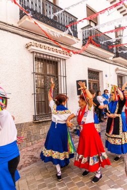 Nerja, İspanya - 04 Mayıs 2018 insanlar geleneksel halk dansları sokak, tipik İspanyol kostümleri katılan