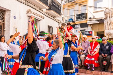 Nerja, İspanya - 04 Mayıs 2018 insanlar geleneksel halk dansları sokak, tipik İspanyol kostümleri katılan