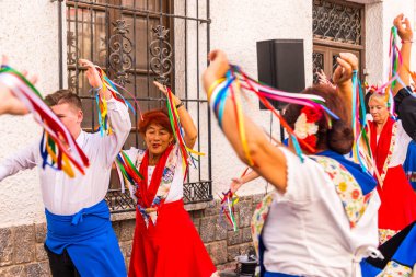 Nerja, İspanya - 04 Mayıs 2018 insanlar geleneksel halk dansları sokak, tipik İspanyol kostümleri katılan