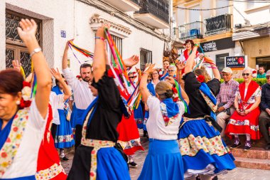 Nerja, İspanya - 04 Mayıs 2018 insanlar geleneksel halk dansları sokak, tipik İspanyol kostümleri katılan