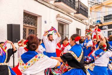 Nerja, İspanya - 04 Mayıs 2018 insanlar geleneksel halk dansları sokak, tipik İspanyol kostümleri katılan