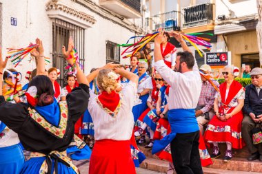 Nerja, İspanya - 04 Mayıs 2018 insanlar geleneksel halk dansları sokak, tipik İspanyol kostümleri katılan