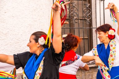 Nerja, İspanya - 04 Mayıs 2018 insanlar geleneksel halk dansları sokak, tipik İspanyol kostümleri katılan