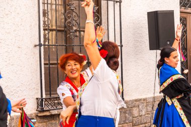 Nerja, İspanya - 04 Mayıs 2018 insanlar geleneksel halk dansları sokak, tipik İspanyol kostümleri katılan