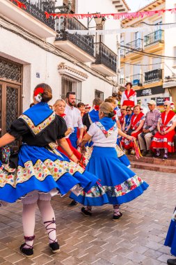 Nerja, İspanya - 04 Mayıs 2018 insanlar geleneksel halk dansları sokak, tipik İspanyol kostümleri katılan