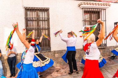 Nerja, İspanya - 04 Mayıs 2018 insanlar geleneksel halk dansları sokak, tipik İspanyol kostümleri katılan