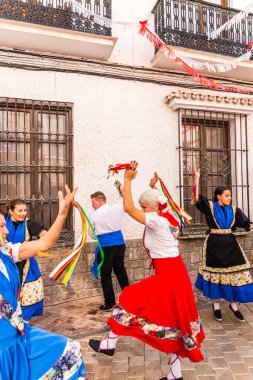 Nerja, İspanya - 04 Mayıs 2018 insanlar geleneksel halk dansları sokak, tipik İspanyol kostümleri katılan