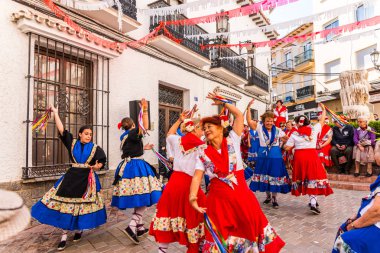 Nerja, İspanya - 04 Mayıs 2018 insanlar geleneksel halk dansları sokak, tipik İspanyol kostümleri katılan