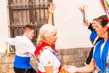 Nerja, İspanya - 04 Mayıs 2018 insanlar geleneksel halk dansları sokak, tipik İspanyol kostümleri katılan