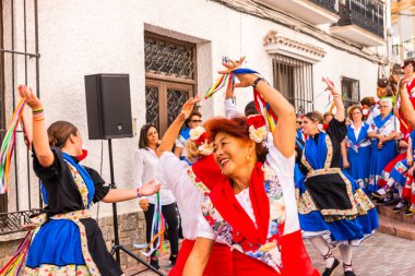 Nerja, İspanya - 04 Mayıs 2018 insanlar geleneksel halk dansları sokak, tipik İspanyol kostümleri katılan