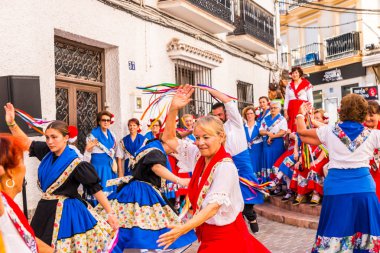 Nerja, İspanya - 04 Mayıs 2018 insanlar geleneksel halk dansları sokak, tipik İspanyol kostümleri katılan